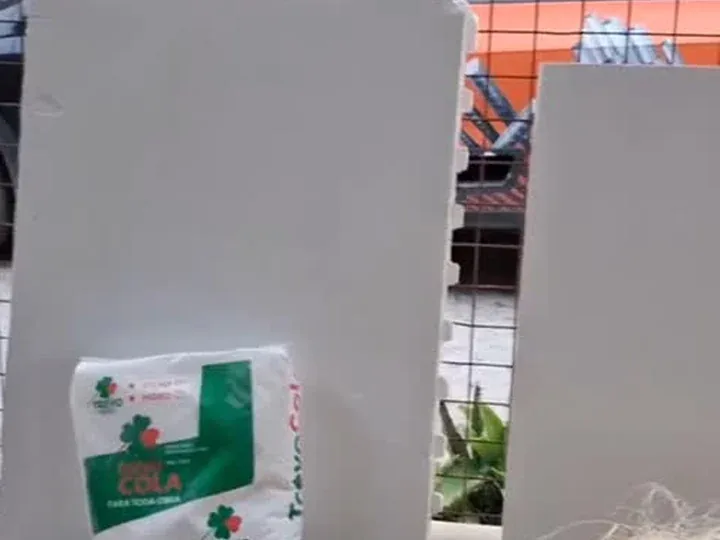 Placa de gesso, saco de gesso cola e sisal no balcão da Caxangá Construções