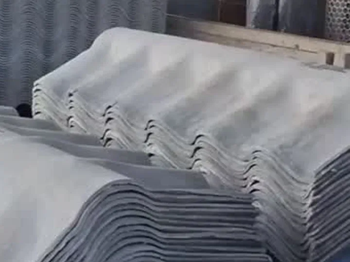 Telhas de fibrocimento empilhadas na Caxangá Construções